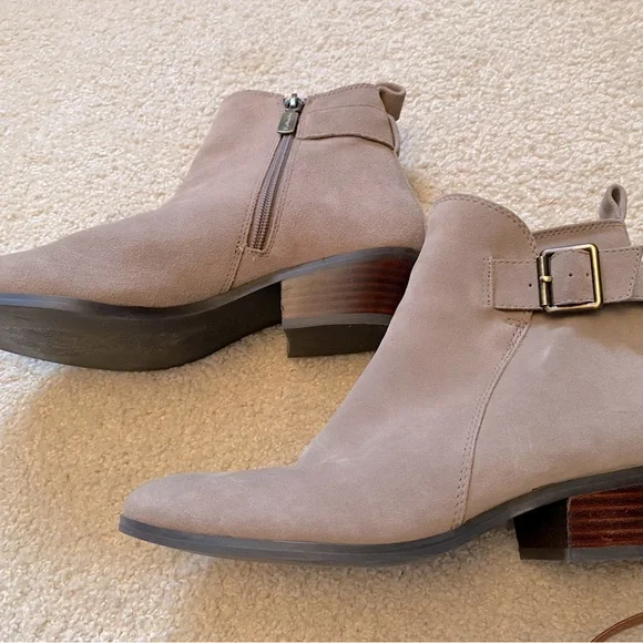Blondo waterproof Saddie ankle Booties
Size 9 - Picture 1 of 4